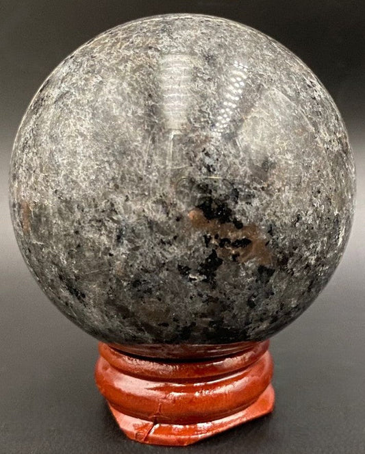 Sfera Yooperlite 5.4cm pe suport lemn sub lumina UV piatra semipretioasa naturala