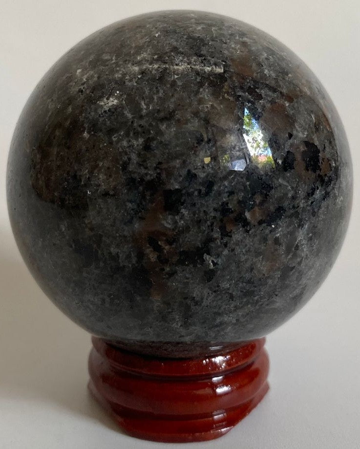 Sfera Yooperlite 5.4cm pe suport lemn sub lumina UV, pietre semiprețioase naturale