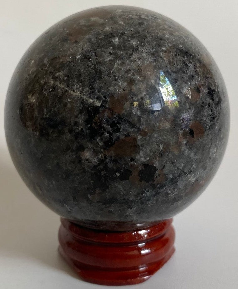 Sfera Yooperlite 5.4cm pe suport de lemn cu iluminare UV piatra semipretioasa naturala