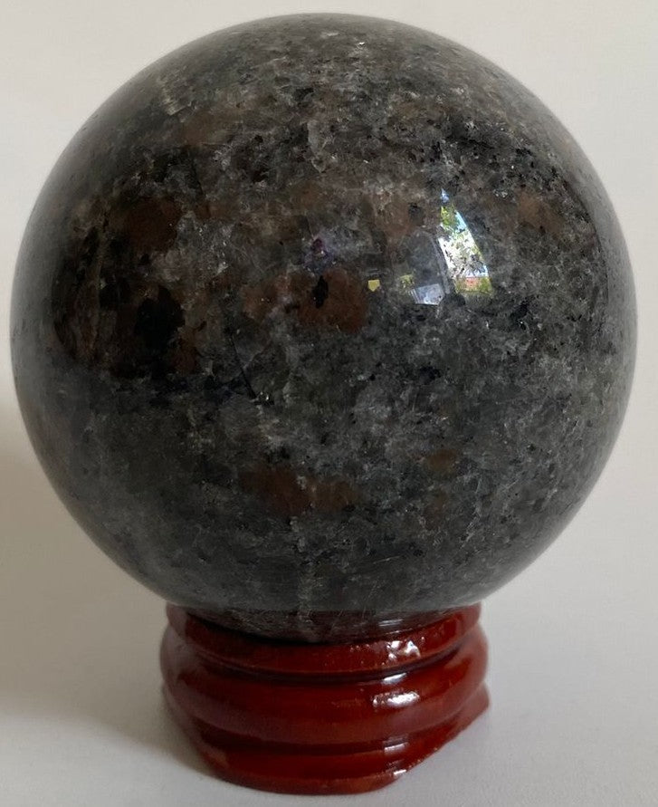 Sfera Yooperlite 5.4cm pe suport din lemn sub lumina UV - pietre semipretioase naturale