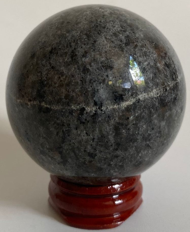 Sfera Yooperlite de 5.4cm pe suport de lemn, iluminata sub lumina UV, pietre semipretioase naturale