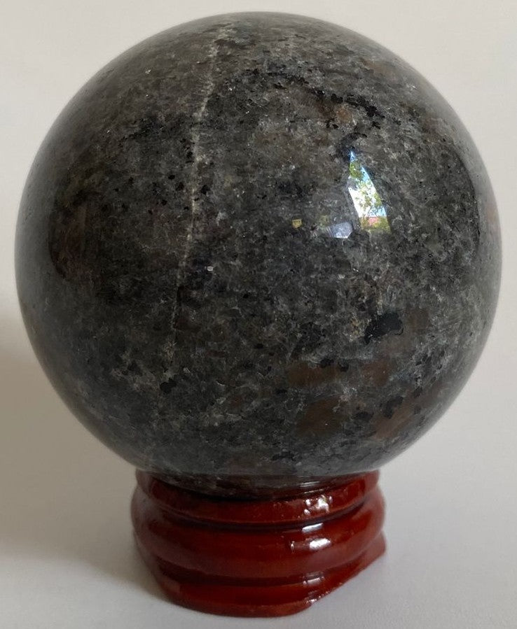 Sfera Yooperlite 5.4cm pe suport din lemn, piatră semiprețioasă naturală sub lumină UV