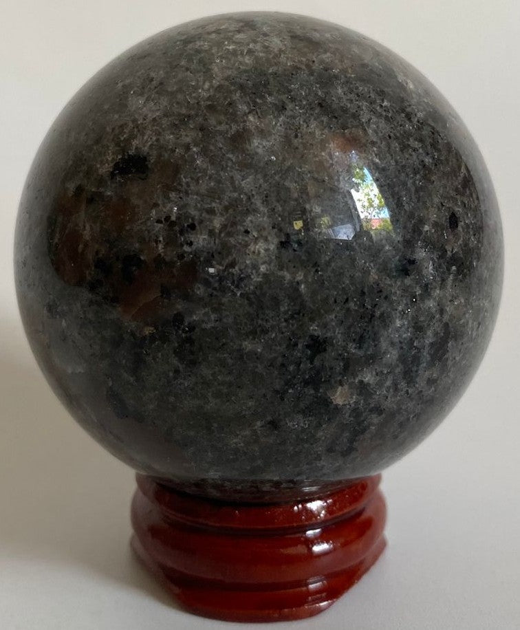 Sfera Yooperlite 5.4cm pe suport de lemn, pietre semipretioase naturale, iluminata sub lumina UV