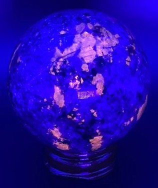 Sfera Yooperlite 5.4cm cu suport din lemn sub lumina UV piatra semipretioasa naturala